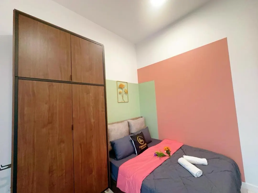 Hello Baby Dato Onn Tebing 10Pax Private Bathroom Johor Bahru 0*,  Malaysia