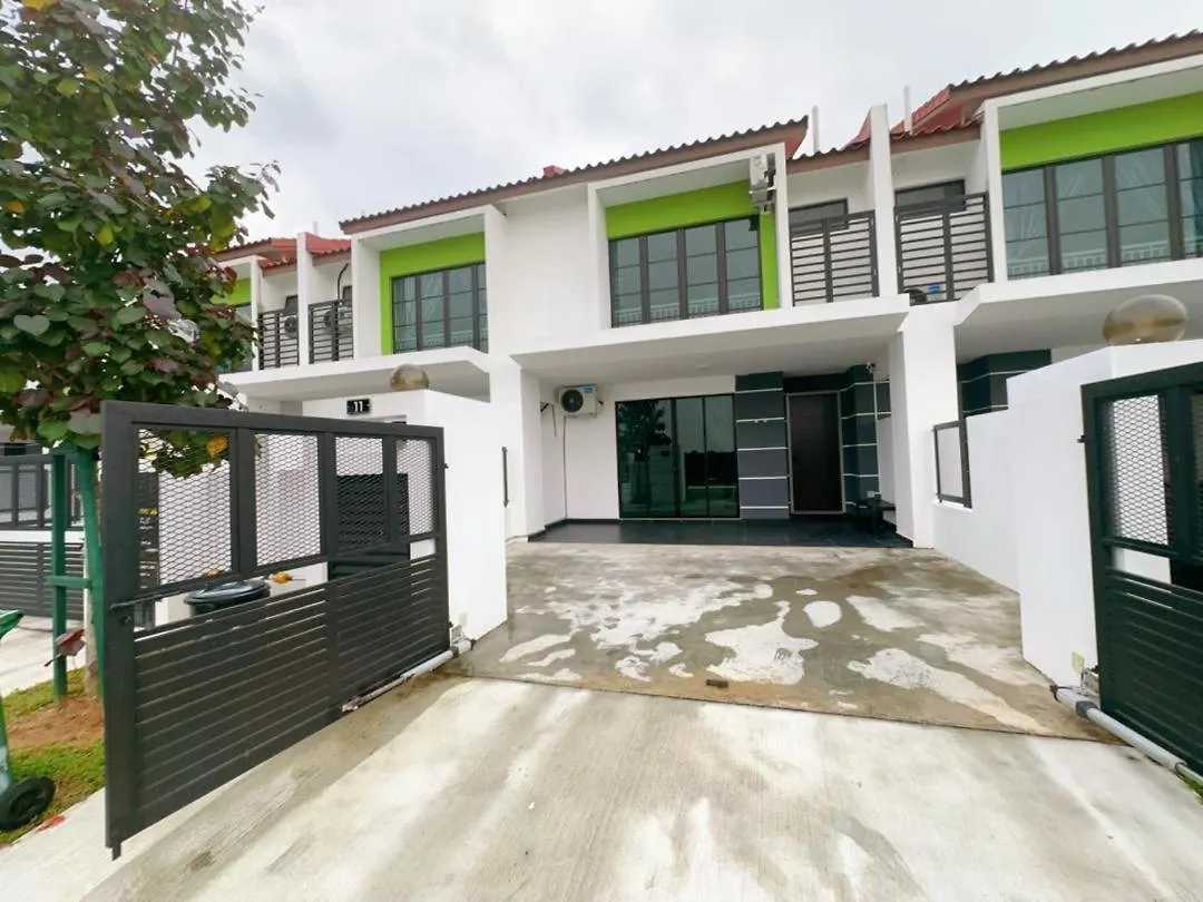 Hello Baby Dato Onn Tebing 10Pax Private Bathroom Johor Bahru 0*,